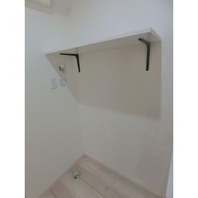 その他部屋・スペース　室内洗濯機置き場は便利な棚付き！