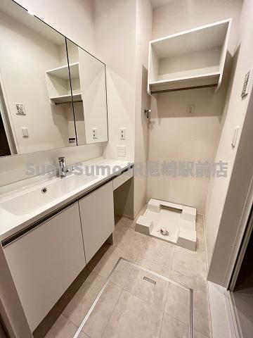 洗面設備　明るい洗面所です