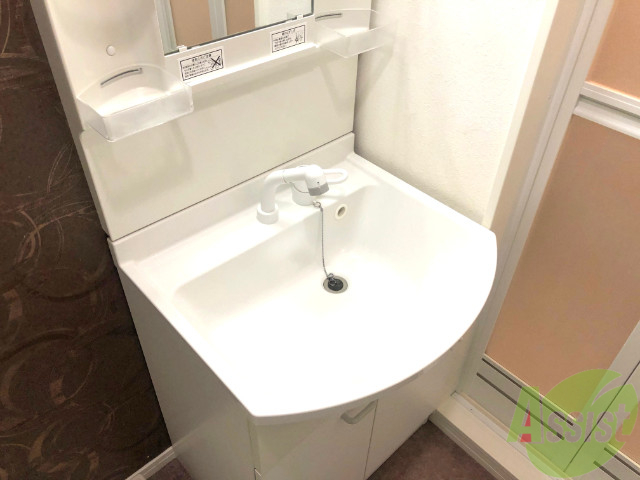 洗面設備　洗面台には小物などが置けるので使い勝手が良いですね。