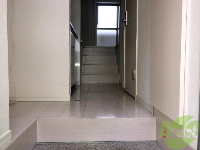 玄関　玄関からみたお部屋です。全体的に白を基調としています。