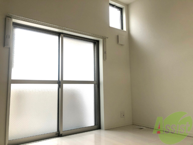 居室・リビング　こちらはリビングです。白を基調としており清潔感があります。