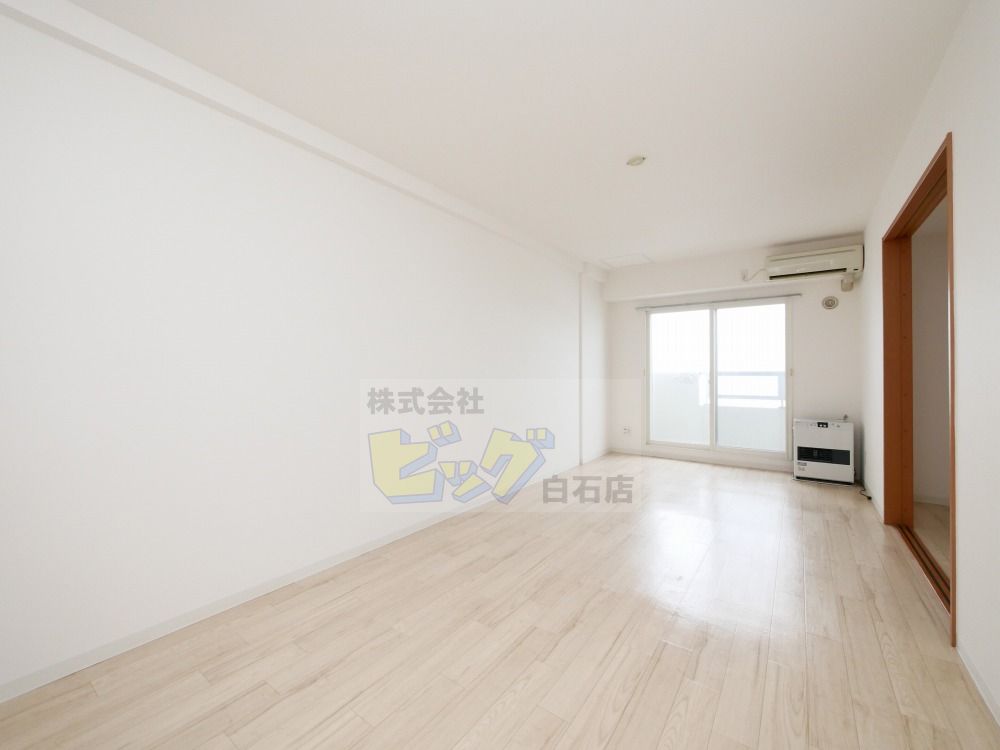 居室・リビング　陽当たり良好で明るいリビングです♪