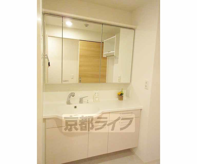 洗面設備　広々便利な洗面台です。