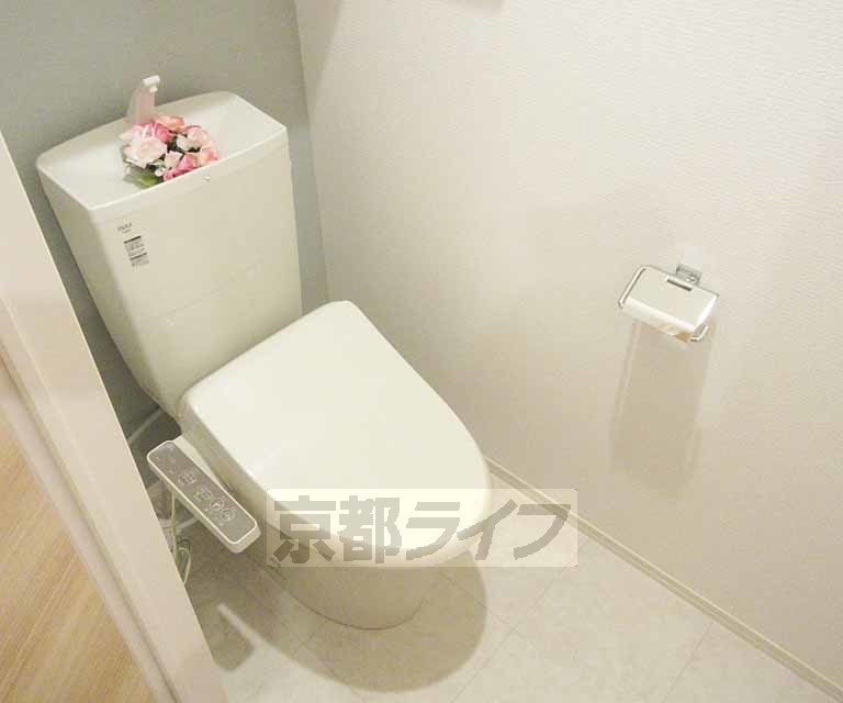 トイレ　嬉しいウォシュレット付きです。