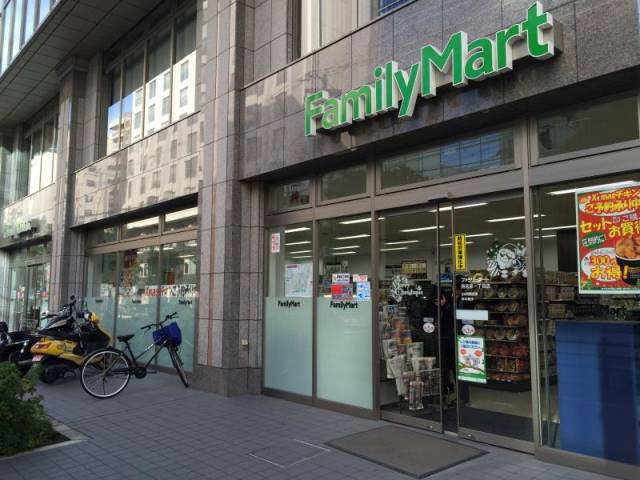 コンビニ　ファミリーマート（コンビニ）まで393m