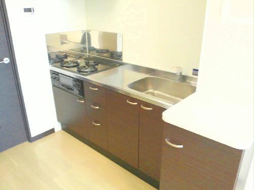 キッチン　ガスコンロ３口、グリル付