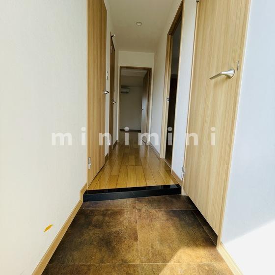 玄関　※写真は別号室のものですので現状優先とさせていただきます