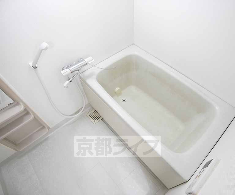 バス・シャワールーム　シャワー付きのお風呂です。