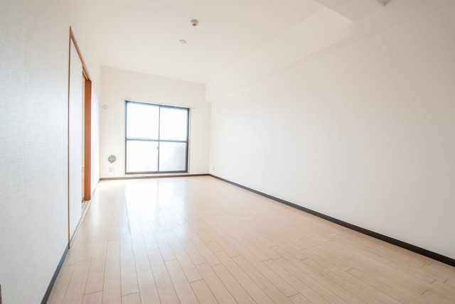 居室・リビング　南向きで光の差し込む広々12帖LDK♪　※同物件別部屋画像で