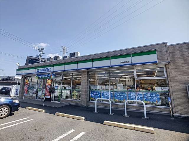 コンビニ　ファミリーマート（コンビニ）まで722m