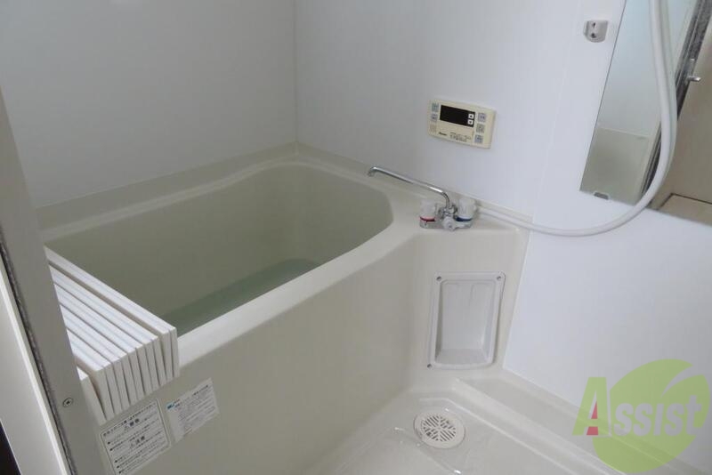 バス・シャワールーム　足を伸ばしてゆっくりお風呂に入れますよ。