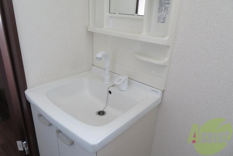 洗面設備　洗面化粧台がついて忙しい朝も快適です。