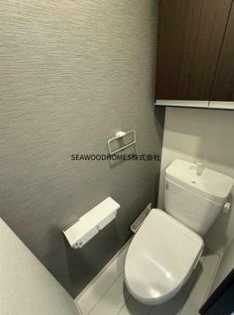 トイレ　ほっと落ち着ける、白基調のクリーンな空間。