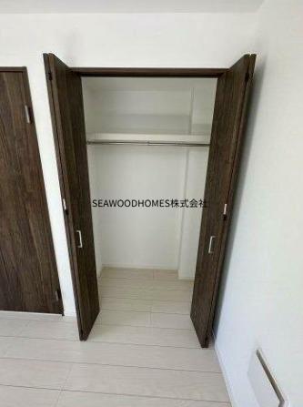 収納　折れ戸タイプで中身が一目で見渡せる収納スペース。