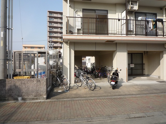 駐車場　屋根付駐輪場