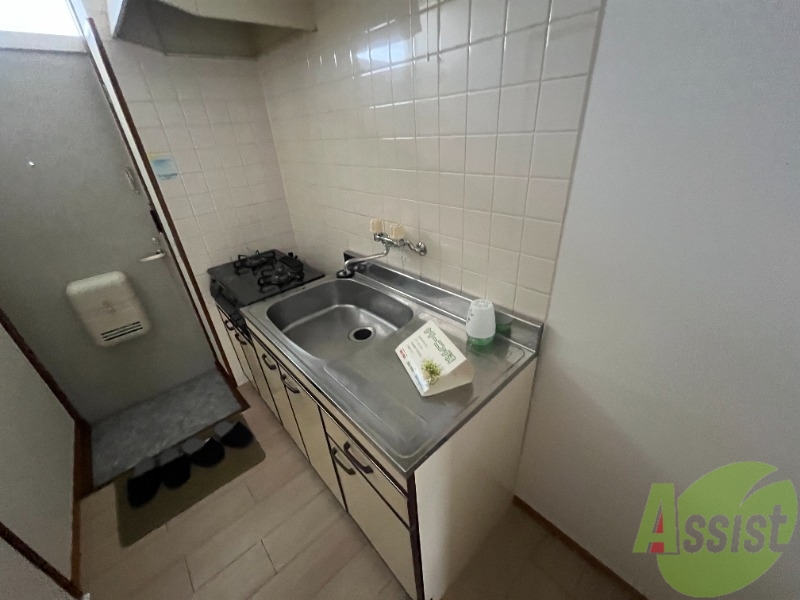 キッチン　キッチンは部屋と分かれています。シンプルなつくりですね。