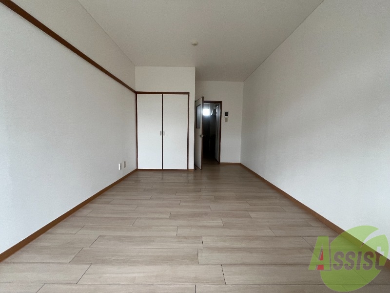 その他部屋・スペース　８．５帖の洋室です。日差しがあり明るい印象でした。