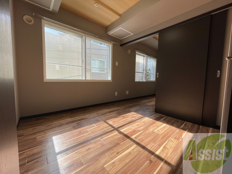 その他部屋・スペース　ダイニングキッチンの隣には洋室があります。寝室ですね。