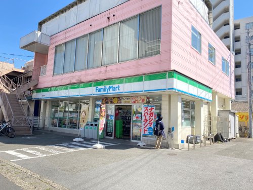 コンビニ　ファミリーマート桑名駅前店（コンビニ）まで307m