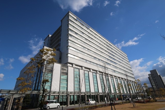 病院　愛媛県立中央病院（病院）まで900m