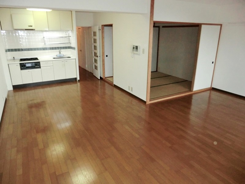 居室・リビング　床色が落ち着いた色合いで綺麗です♪