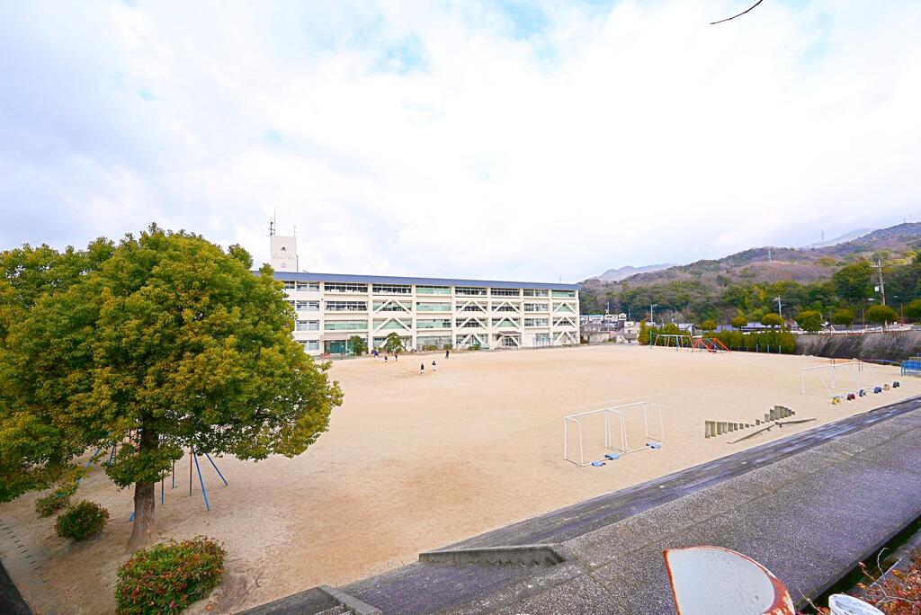 小学校　府中町立府中東小学校（小学校）まで988m