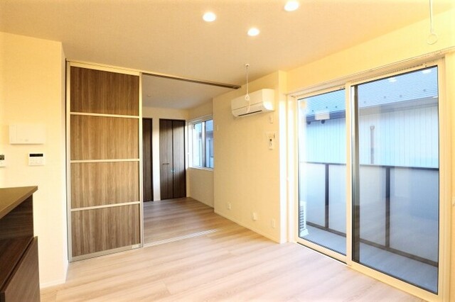 居室・リビング　リビングから洋室