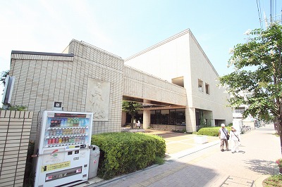 図書館　坂戸市立中央図書館（図書館）まで800m