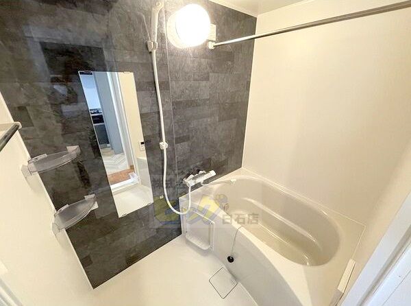 バス・シャワールーム　広々タイプのお風呂です♪