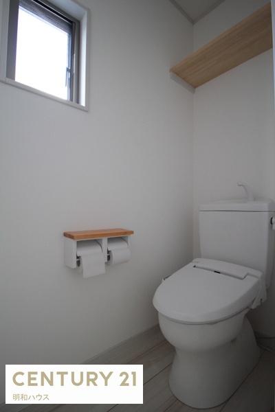 トイレ　トイレも窓があり明るいです♪