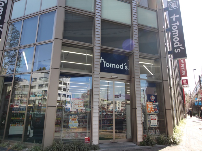 ドラックストア　トモズ上馬店（ドラッグストア）まで285m