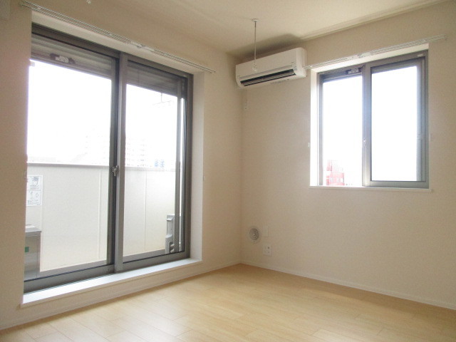 居室・リビング　★２面窓の洋室★