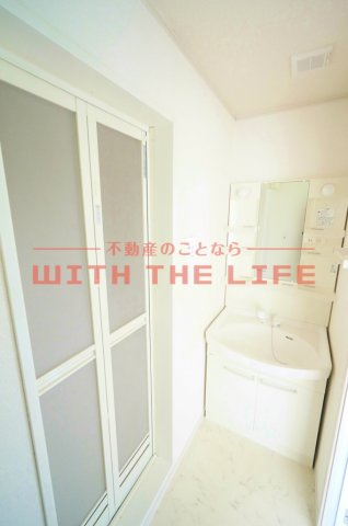 洗面設備　明るい洗面所です