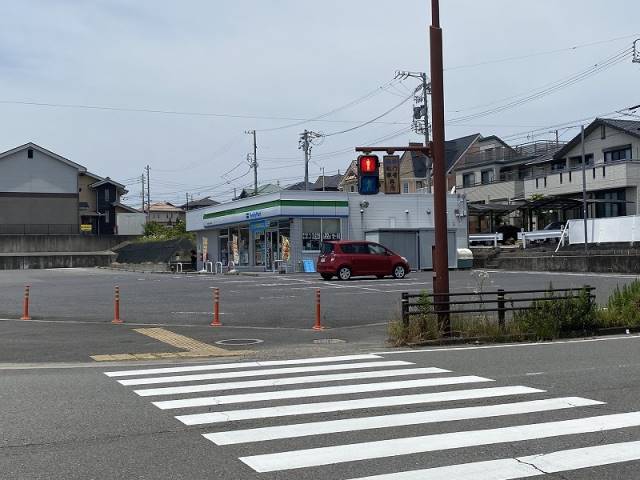 コンビニ　ファミリーマート（コンビニ）まで411m
