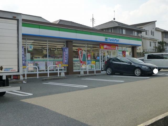 コンビニ　ファミリーマート（コンビニ）まで588m