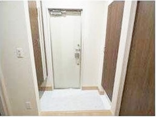 玄関　【ペットと暮らせる明るいお部屋です♪】