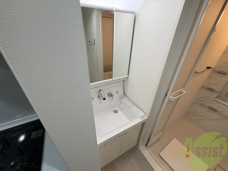 洗面設備　独立洗面台です。大きくてよいですね。シャンプーもできます！