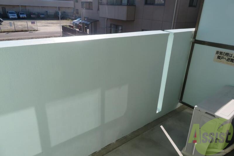 バルコニー　バルコニーも広くて、光も差し込んできますね。