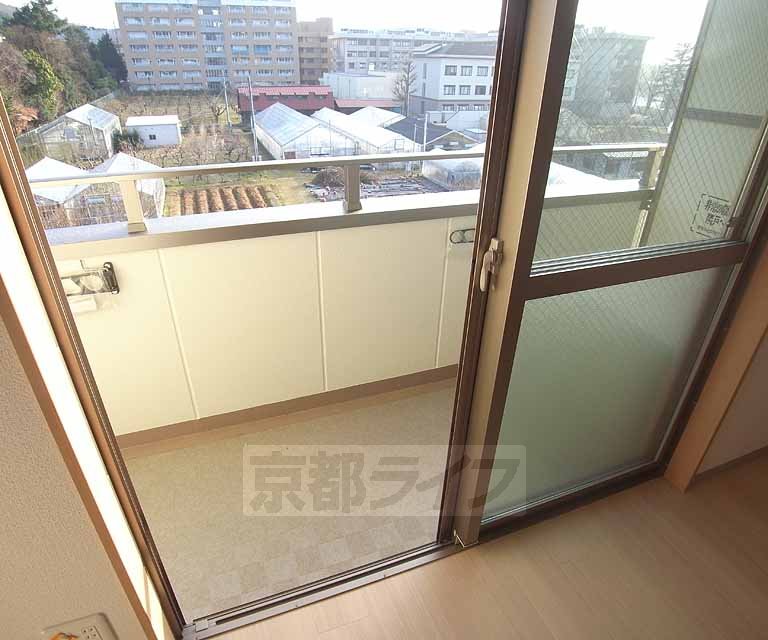 バルコニー　日当たりの良い南向きのバルコニーです。