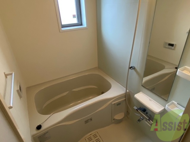 バス・シャワールーム　追い焚き機能が付いているのでいつでも温かいお風呂に入れますよ