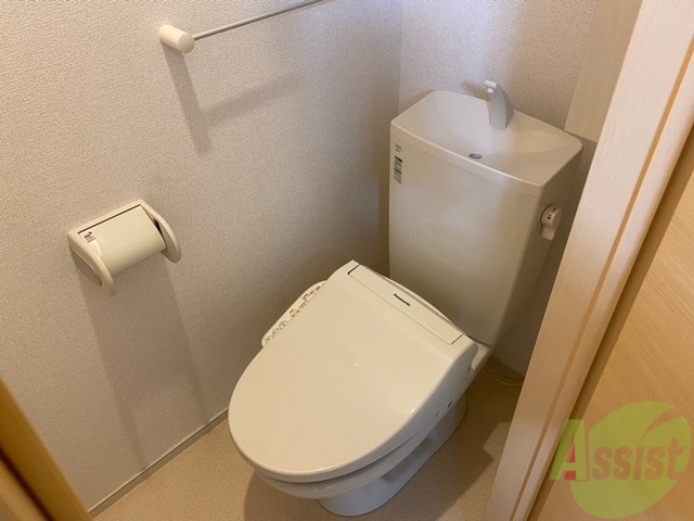 トイレ　嬉しいウォシュレット機能付きです。シャワートイレは便利ですね