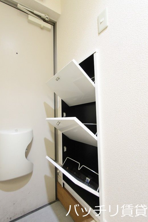 玄関　同型タイプの為、現状を優先致します。