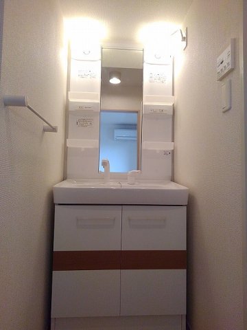 洗面設備　ゆったりとスペースのある洗面所