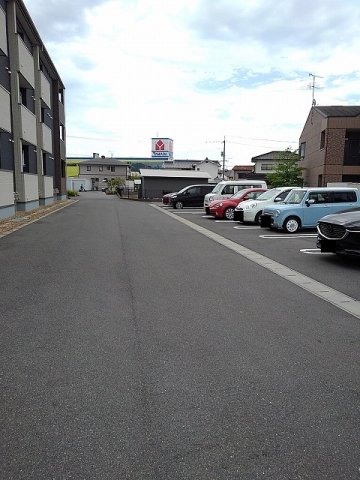 駐車場　駐車場に車を止められます