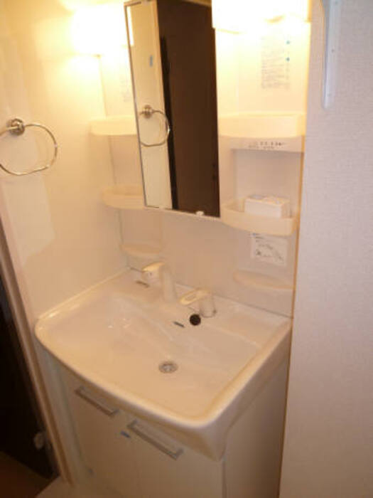 洗面設備　忙しい朝にも便利な洗髪洗面化粧台です。