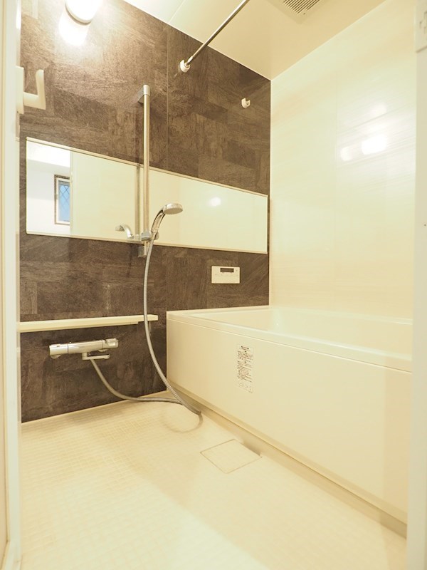 バス・シャワールーム　ファミリータイプの広いお風呂