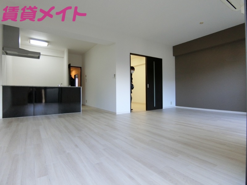 居室・リビング　同物件別室写真