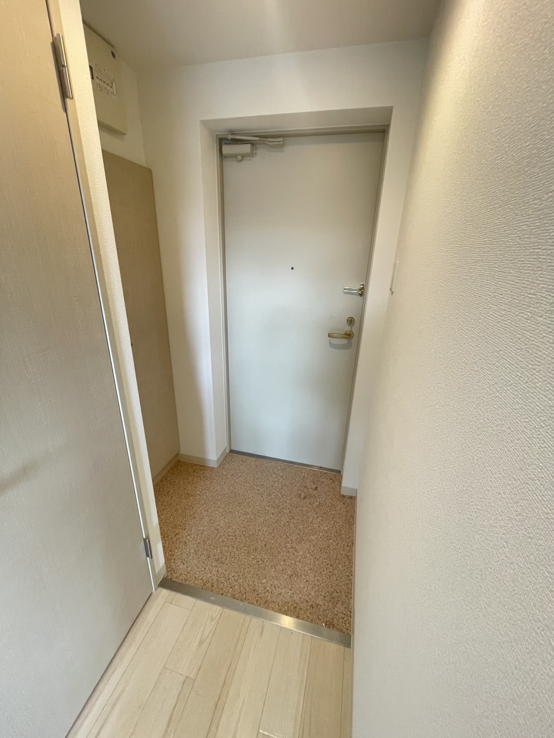 玄関　※他号室のお写真です。