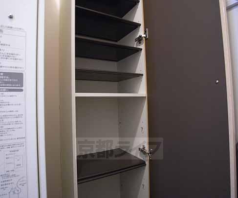 玄関　高さ調節可能なシューズボックス。