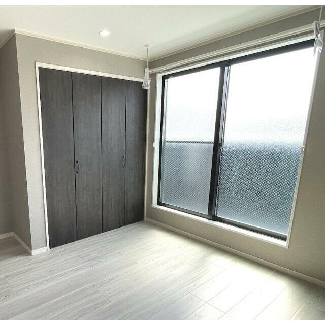 その他部屋・スペース　黒を基調とした木目調の建具建材を使用しており、落ち着いた空間